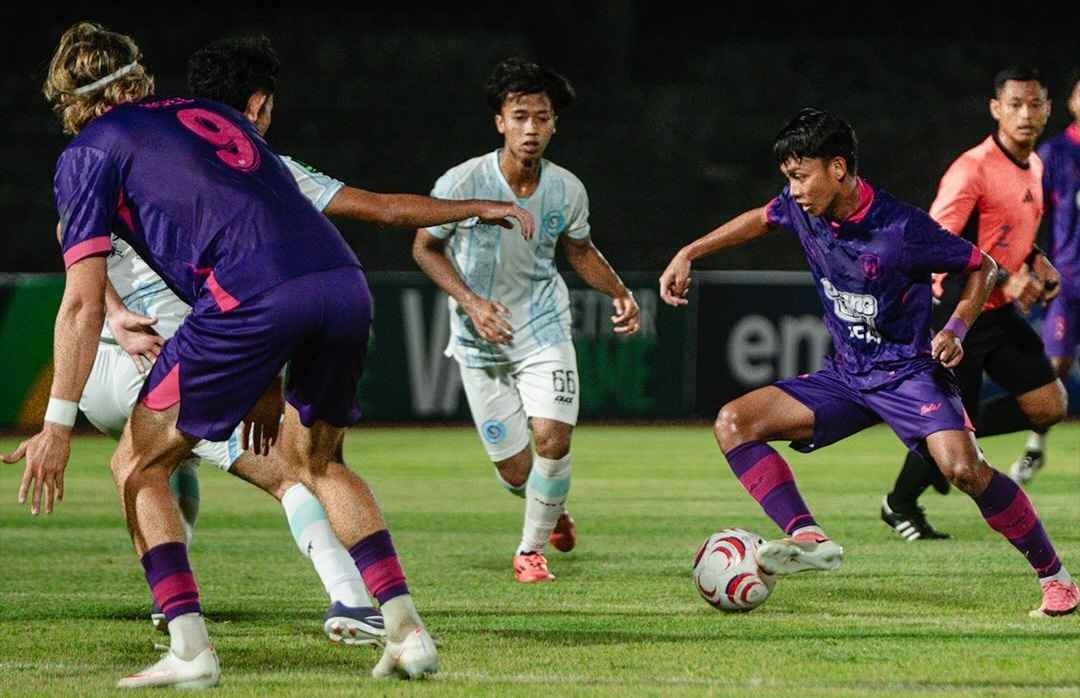 Aksi pemain Persipura Jayapura dan RANS Nusantara FC dalam laga Championship