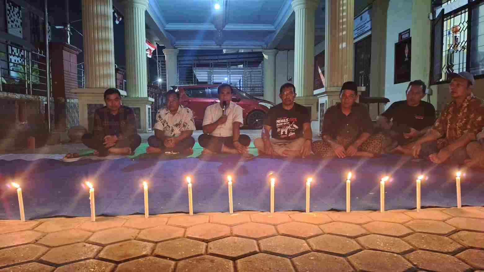 Aksi penyalaan lilin dan doa bersama oleh PWI Mojokerto untuk jurnalis hilang kontak