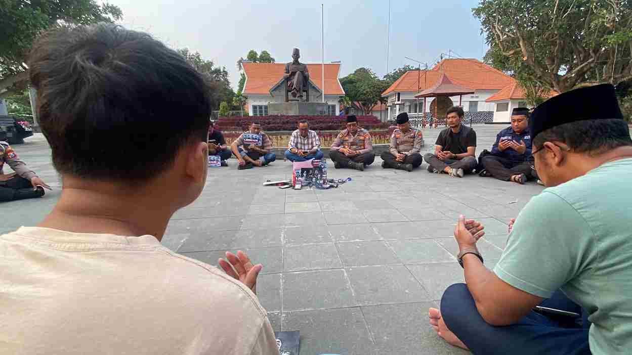 Aksi solidaritas dan doa bersama jurnalis Blitar di Istana Gebang untuk korban hilang di Selat Sunda