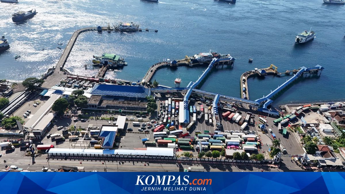 Aktivitas bongkar muat kapal feri di Pelabuhan Ketapang Banyuwangi