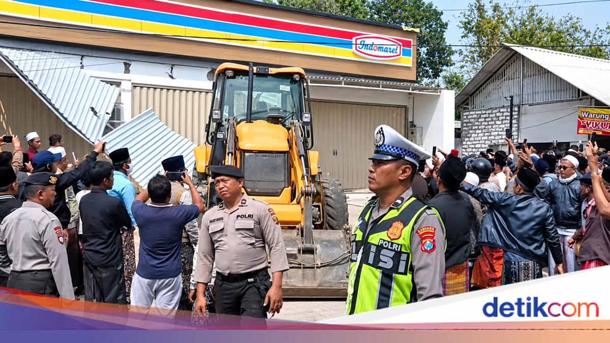 Alat berat ekskavator merusak bangunan minimarket di Pamekasan