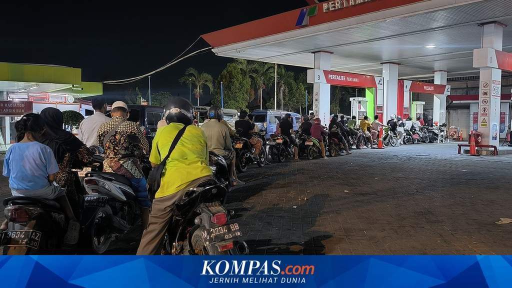 Antrean panjang kendaraan mengisi Pertalite di SPBU Pamekasan