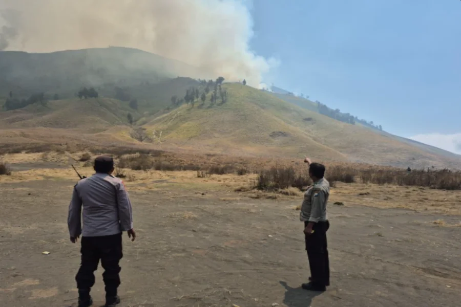 Asap kebakaran hutan melanda kawasan Gunung Bromo yang ditutup total