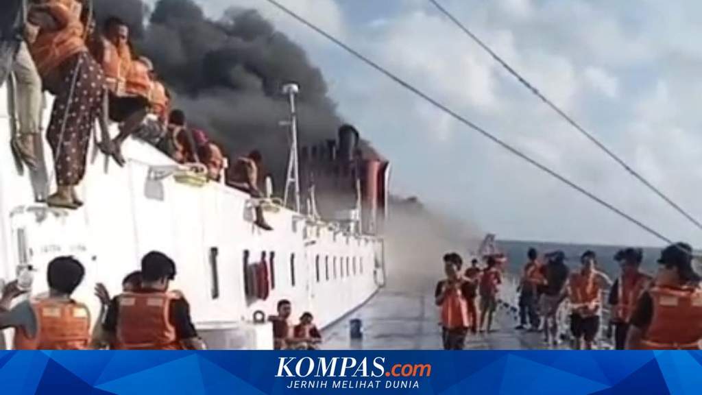 Asap pekat membumbung dari KMP Mutiara Sentosa 2 yang terbakar di perairan Sumenep