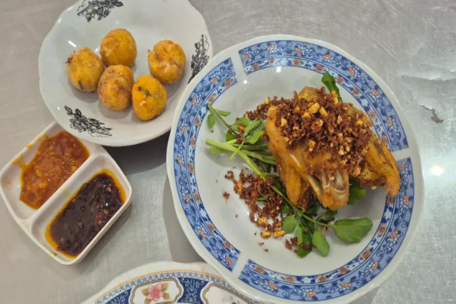 Ayam Goreng Kamari Surabaya di kawasan Dharmawangsa