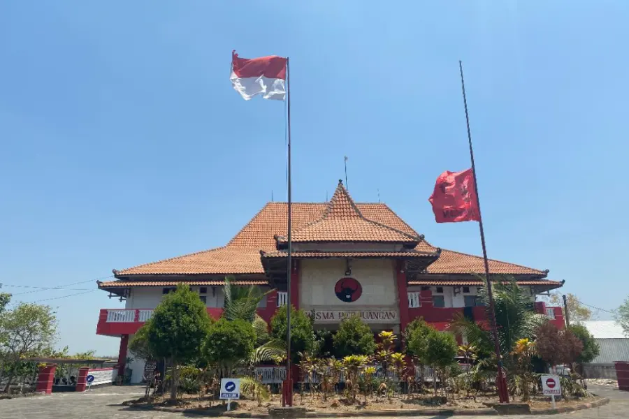 Bendera PDI Perjuangan berkibar setengah tiang di Magetan untuk mengenang Guruh Soekarnoputra