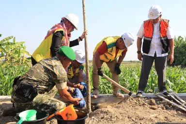 Betonisasi Jalan Klampok Munggugebang di Gresik oleh Pemkab Gresik