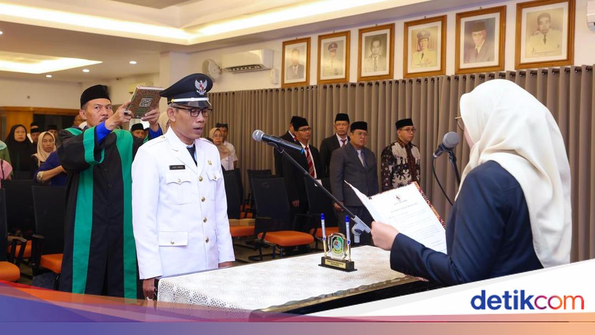 Bupati Banyuwangi Ipuk Fiestiandani melantik Jainu Ahmadi sebagai Kades Setail