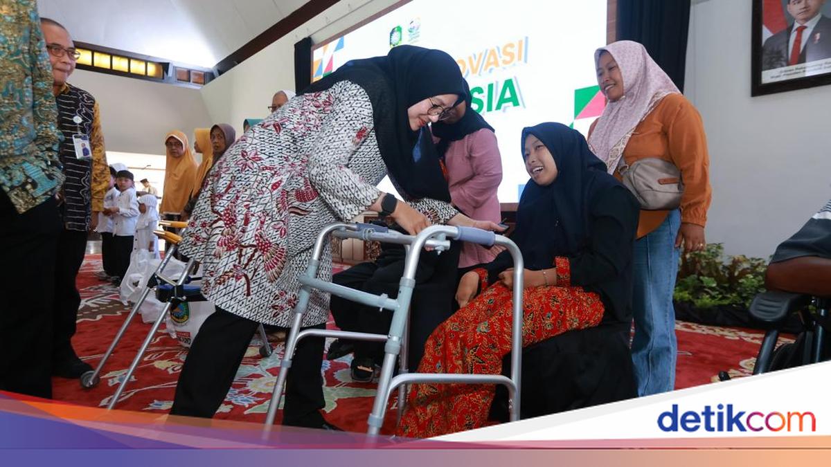 Bupati Banyuwangi Ipuk Fiestiandani meluncurkan program Teman Lansia untuk warga sebatang kara