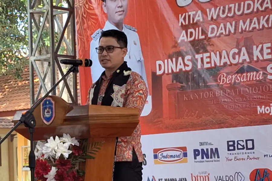Bupati Mojokerto membuka Job Fair 2026 di SMK Negeri 1 Jetis