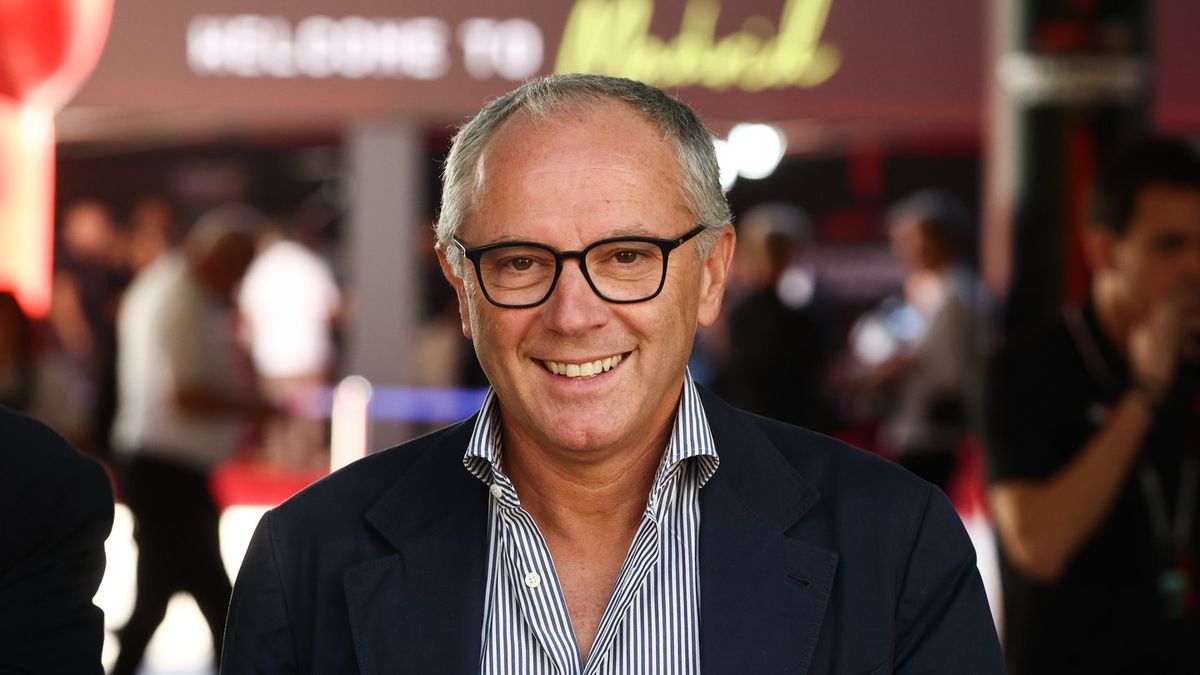 CEO Formula 1 Stefano Domenicali hadir di paddock sirkuit balap