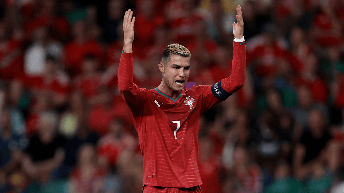 Cristiano Ronaldo saat mengenakan jersey Timnas Portugal dalam sesi latihan