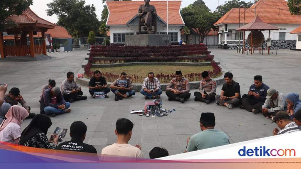 Doa bersama wartawan di Blitar untuk jurnalis hilang di Selat Sunda