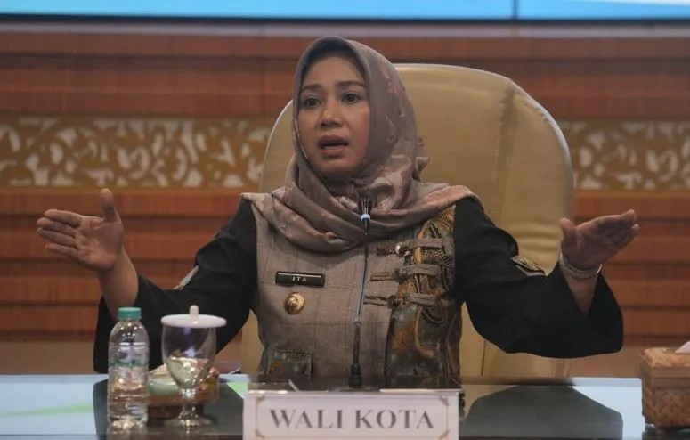 Dokter hewan memeriksa kesehatan satwa di Rumah Sakit Hewan Banyuwangi