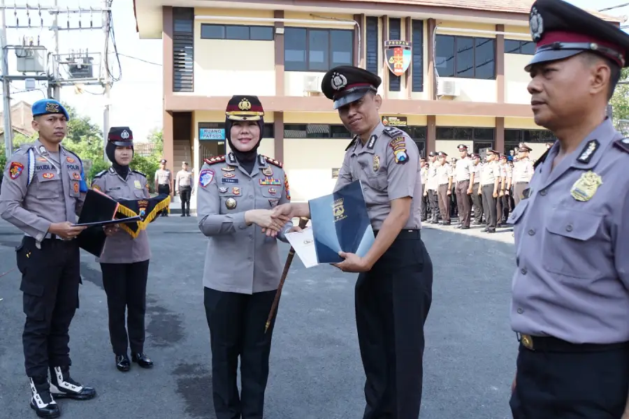 Dua anggota Polres Bojonegoro terima penghargaan Mabes Polri