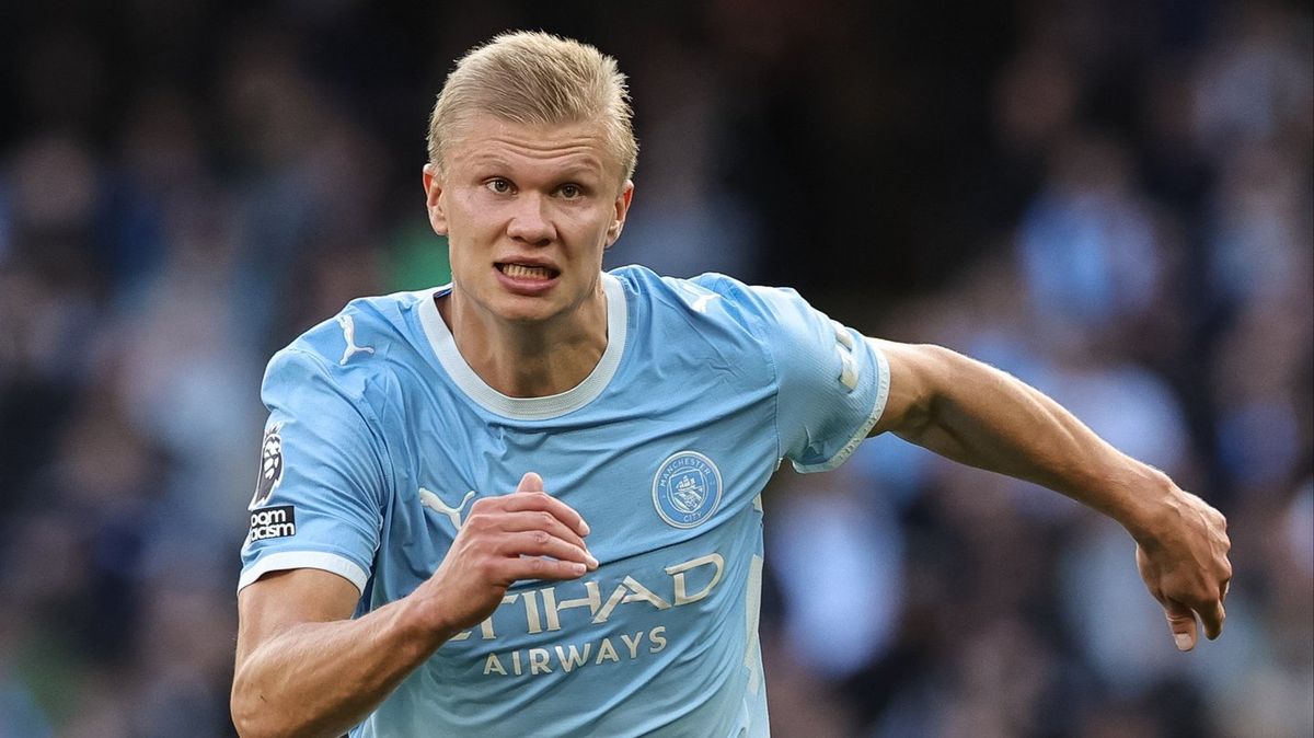 Erling Haaland penyerang Manchester City merayakan gol di lapangan