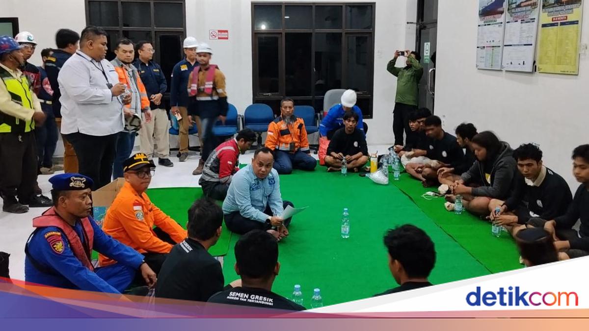 Evakuasi ABK KM Khatulistiwa 8 yang selamat dari kapal kargo tenggelam di perairan Tuban