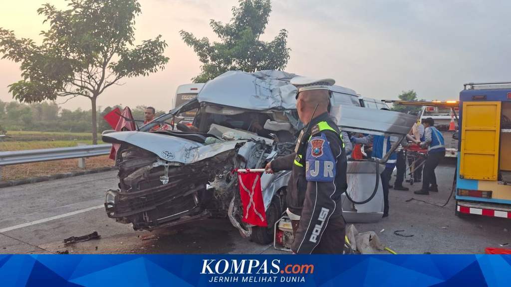 Evakuasi kecelakaan beruntun Toyota Hiace di Tol Pandaan Malang