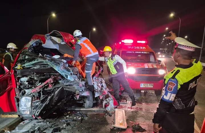 Evakuasi kendaraan dalam kecelakaan maut di Tol Jombang-Mojokerto