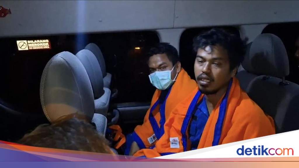 Evakuasi korban selamat KM Mutiara di Pelabuhan Kalianget Sumenep