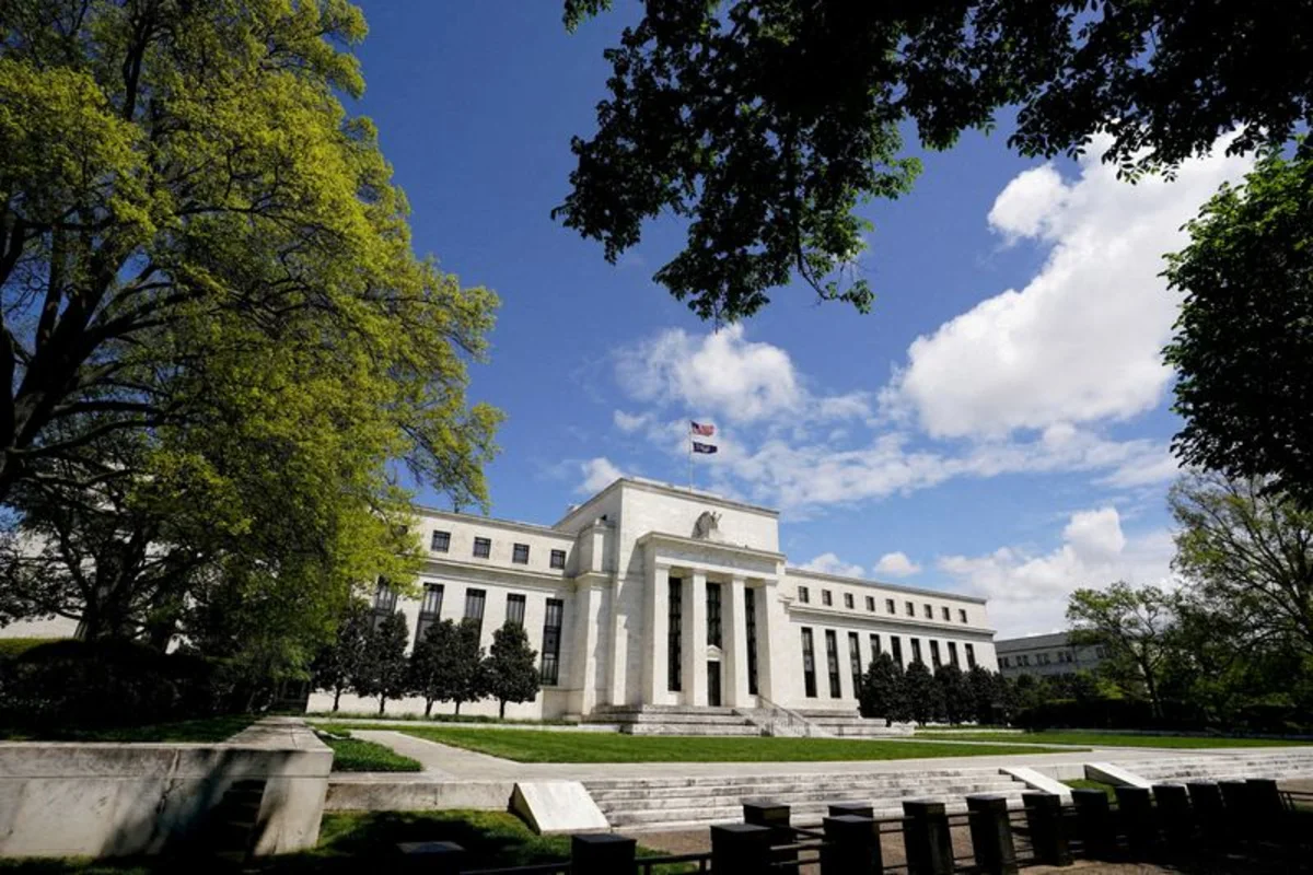 Gedung Federal Reserve di Washington DC dengan latar belakang perkotaan
