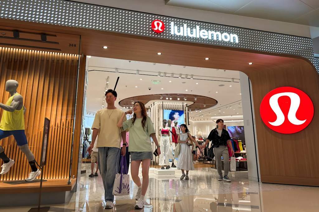 Grafik penurunan harga saham Lululemon di bursa saham menyusul laporan keuangan yang buruk