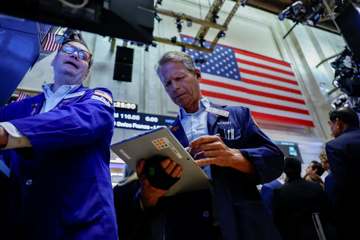 Grafik pergerakan bursa saham Wall Street dan indeks utama AS