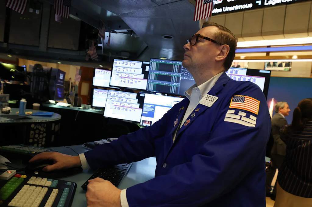 Grafik pergerakan pasar saham S&P 500 dan imbal hasil obligasi AS