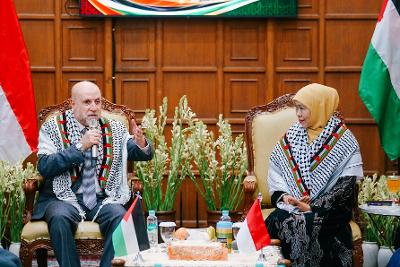 Gubernur Jawa Timur Khofifah Indar Parawansa menyambut tiga tokoh Palestina di Surabaya