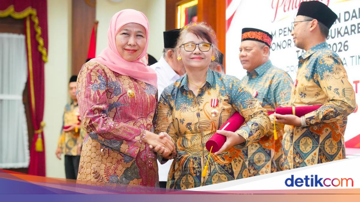 Gubernur Khofifah menyerahkan penghargaan kepada pendonor darah di Grahadi