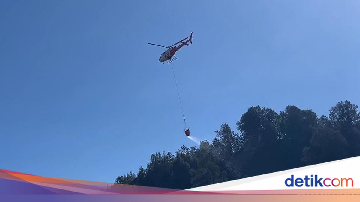 Helikopter water bombing memadamkan kebakaran hutan di Gunung Buthak Malang