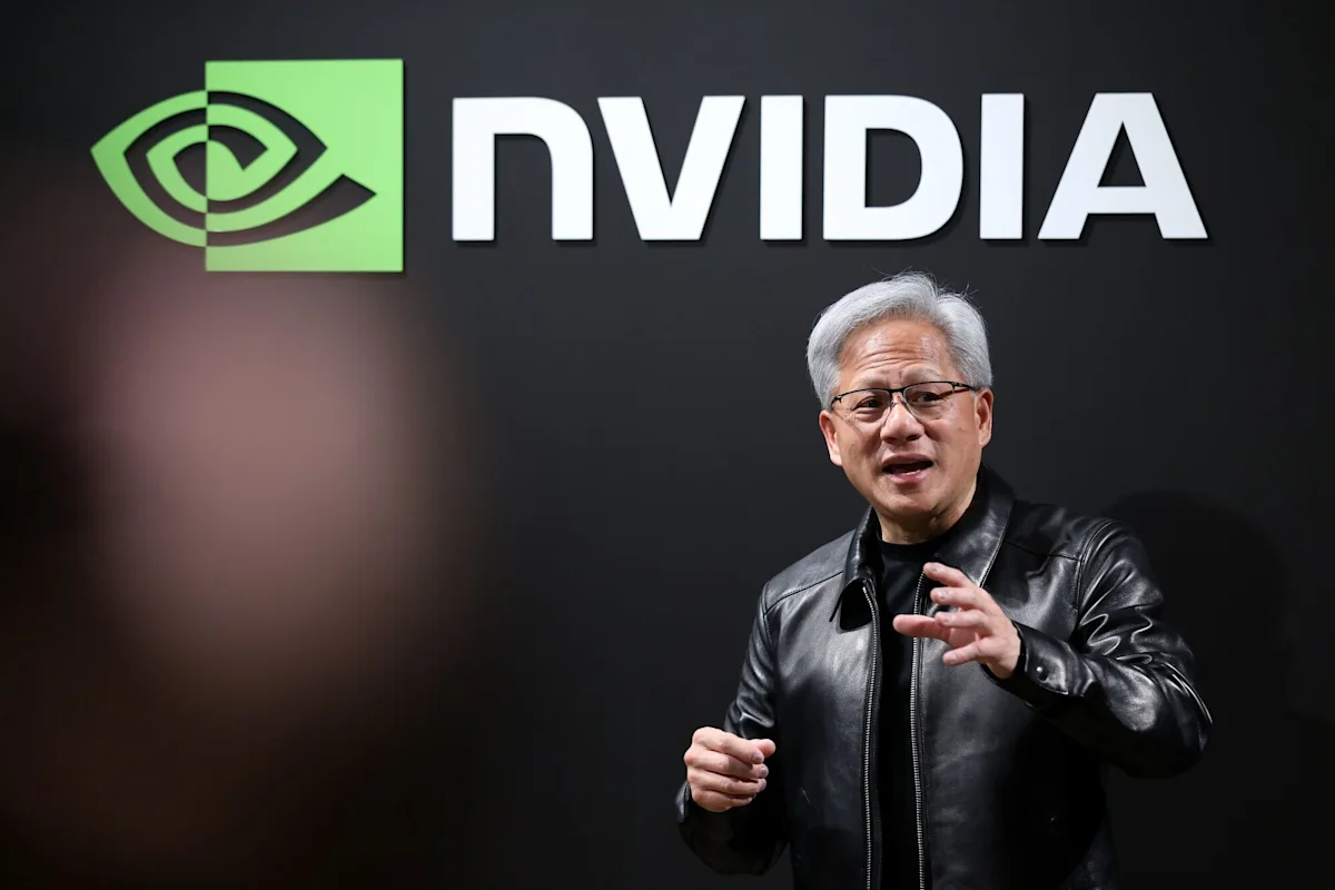 Ilustrasi chip Nvidia dan logo kecerdasan buatan Anthropic