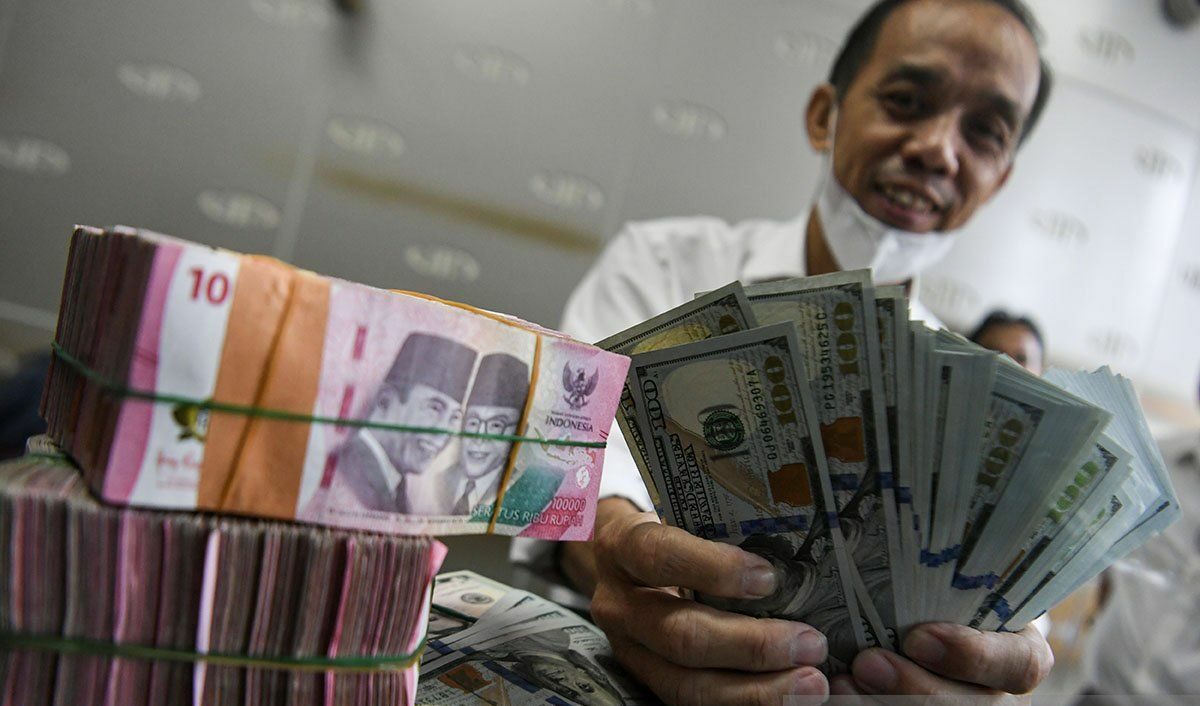 Ilustrasi grafik pelemahan nilai tukar rupiah terhadap dolar AS di pasar keuangan