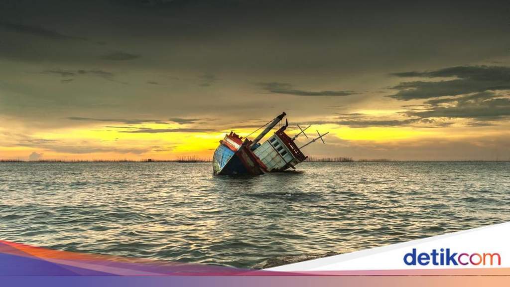 Ilustrasi kapal penumpang berlayar di tengah perairan Laut Jawa