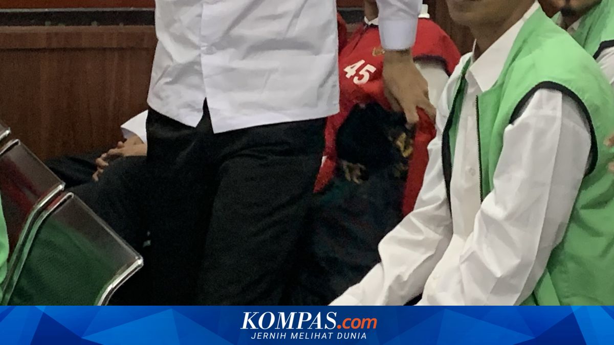 Ilustrasi kendaraan motor roda tiga pengangkut galon air isi ulang di Surabaya