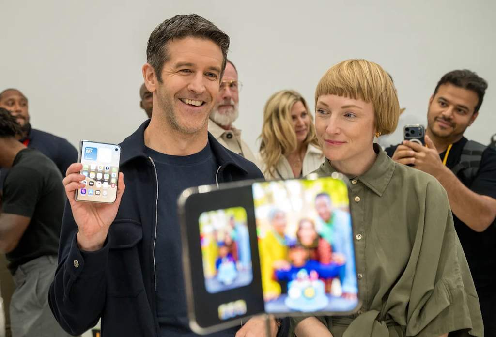 Ilustrasi logo Apple dan fitur kecerdasan buatan iPhone terbaru