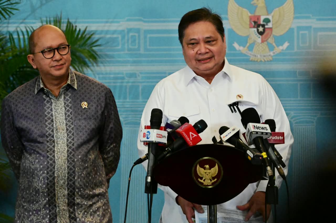 Ilustrasi pekerja kantoran dan buruh menyambut kebijakan pengurangan PPh 21 tahun 2027