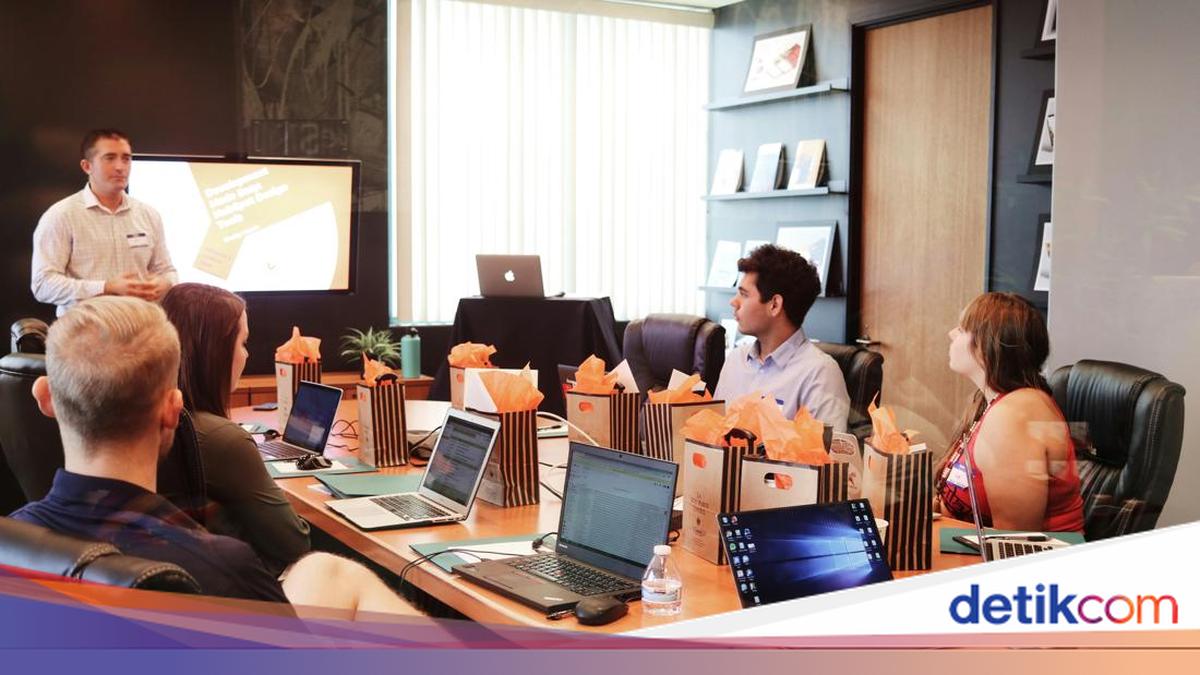 Ilustrasi pekerja membaca dokumen UU Ketenagakerjaan terbaru yang baru disahkan DPR