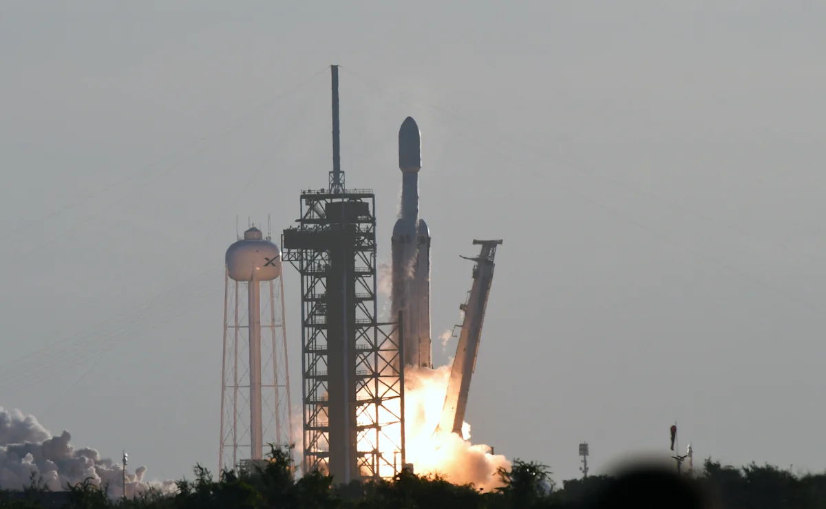 Ilustrasi peluncuran roket Starship SpaceX untuk misi satelit dan data center orbital