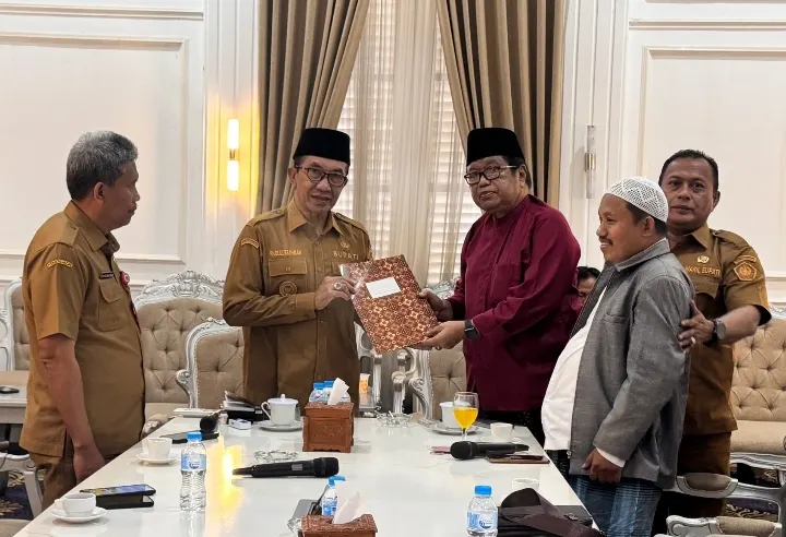 Ilustrasi perusakan gerai ritel modern di Pamekasan yang ditanggapi oleh Bupati KH Kholilurrahman