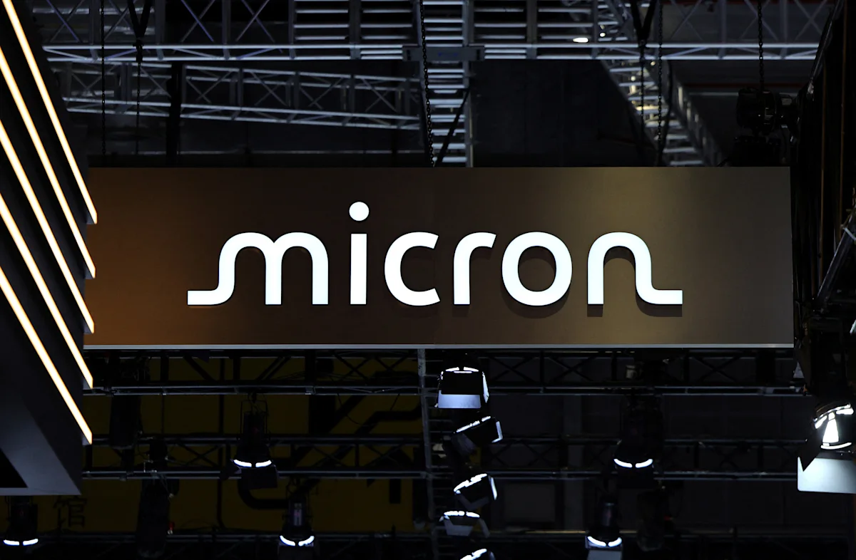 Ilustrasi robot humanoid dan mobil otonom yang menggunakan teknologi memori Micron