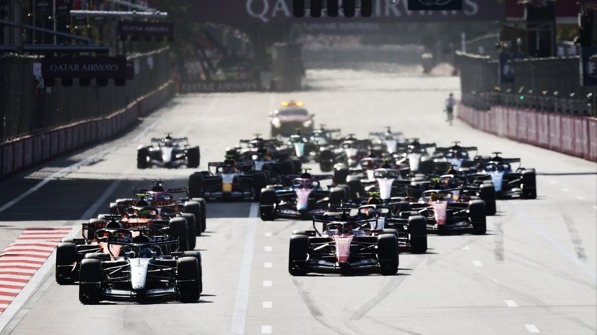 Isack Hadjar dan Carlos Sainz di Formula 1 Azerbaijan Grand Prix