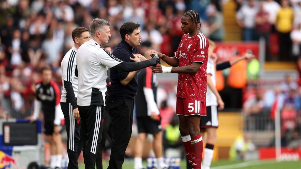 Jeremy Jacquet saat mengenakan jersey Liverpool di lapangan