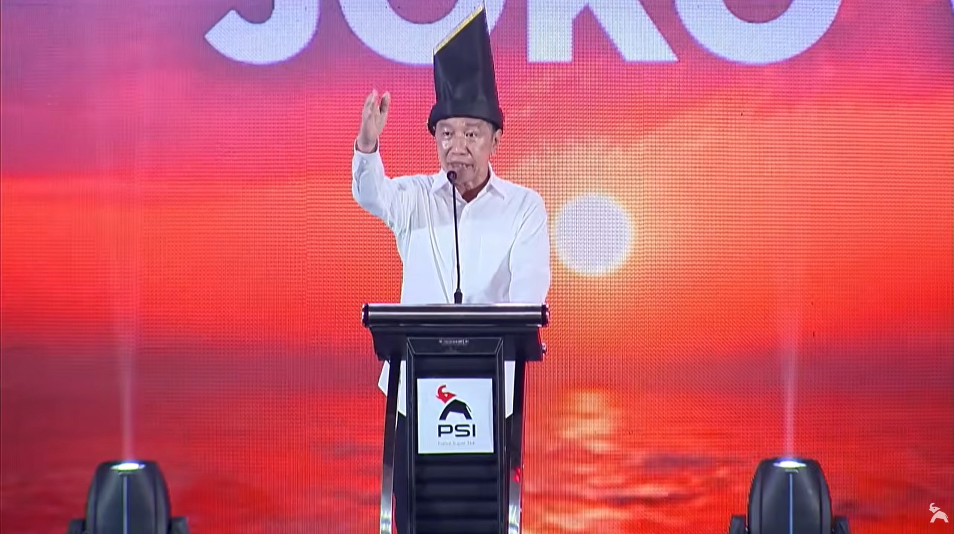 Joko Widodo menunjukkan Kartu Tanda Anggota PSI dalam agenda partai