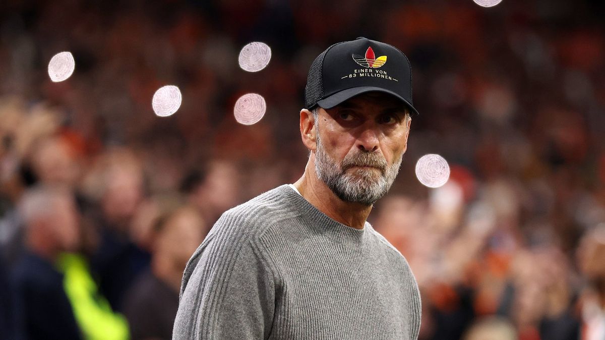 Jurgen Klopp dan Virgil van Dijk berdebat di lapangan hijau