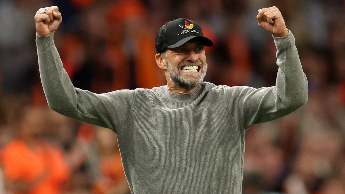 Jurgen Klopp mendampingi timnas Jerman di pinggir lapangan