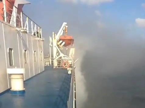 Kapal Mutiara Sentosa 2 terbakar di perairan Sumenep dalam proses evakuasi penumpang