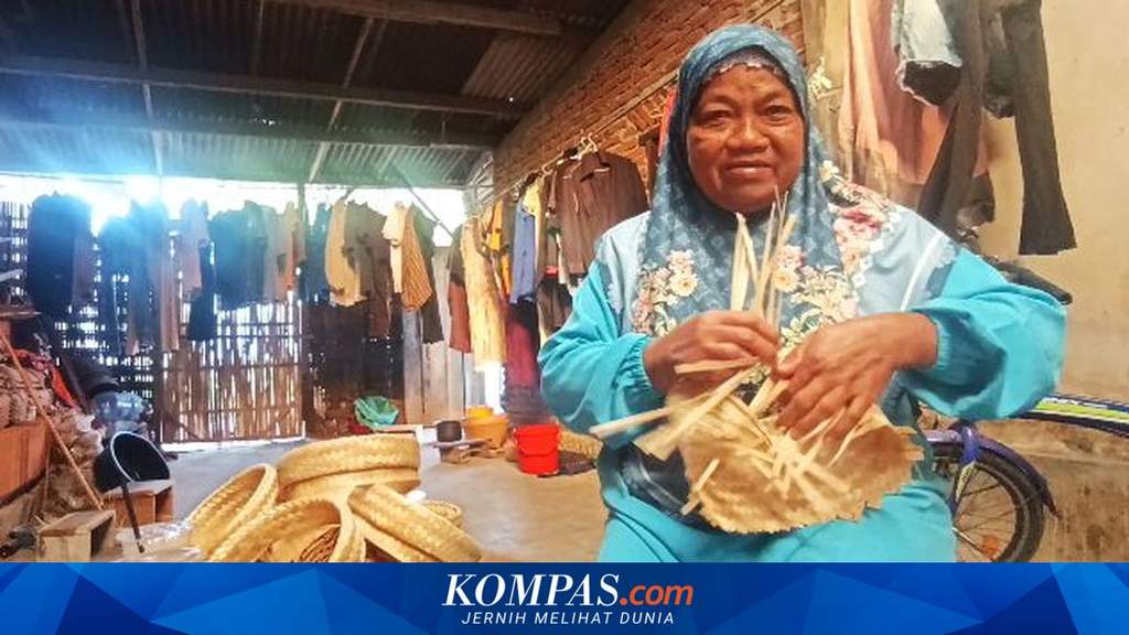 Kapal tanker Pertamina melakukan evakuasi korban kecelakaan di Laut Jawa