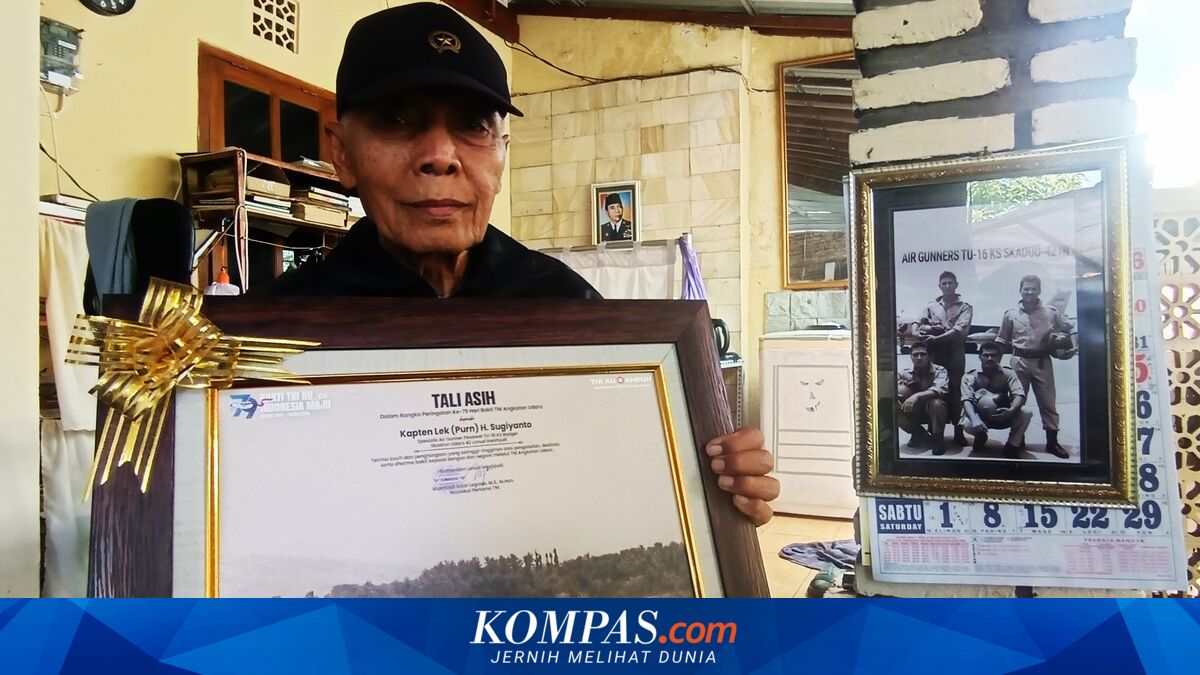 Kapten Lek Purn Sugijanto memegang foto pesawat Tupolev Tu-16 di Magetan