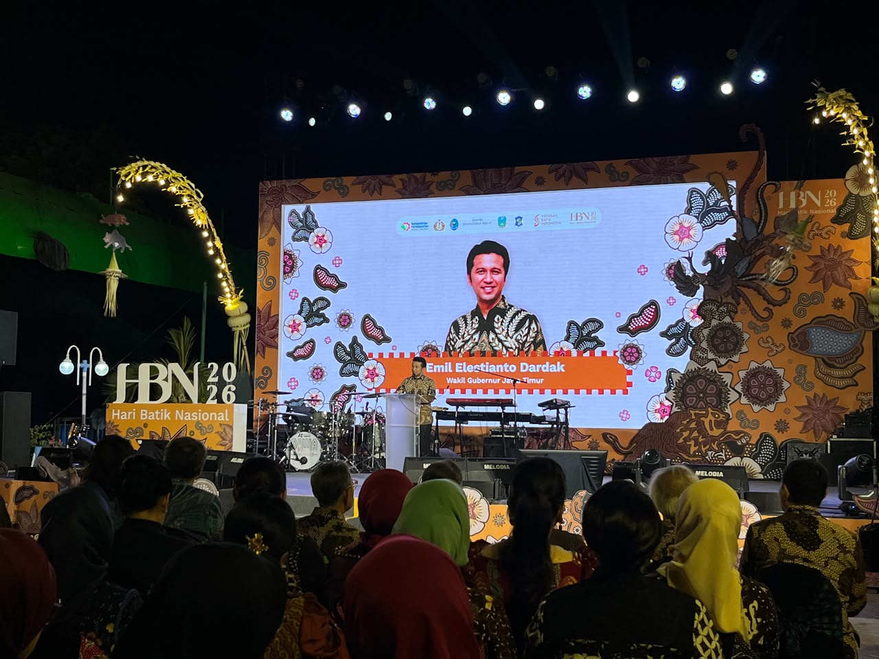 Kegiatan Batik Berlayar menyusuri Sungai Kalimas di Surabaya dalam perayaan Hari Batik Nasional